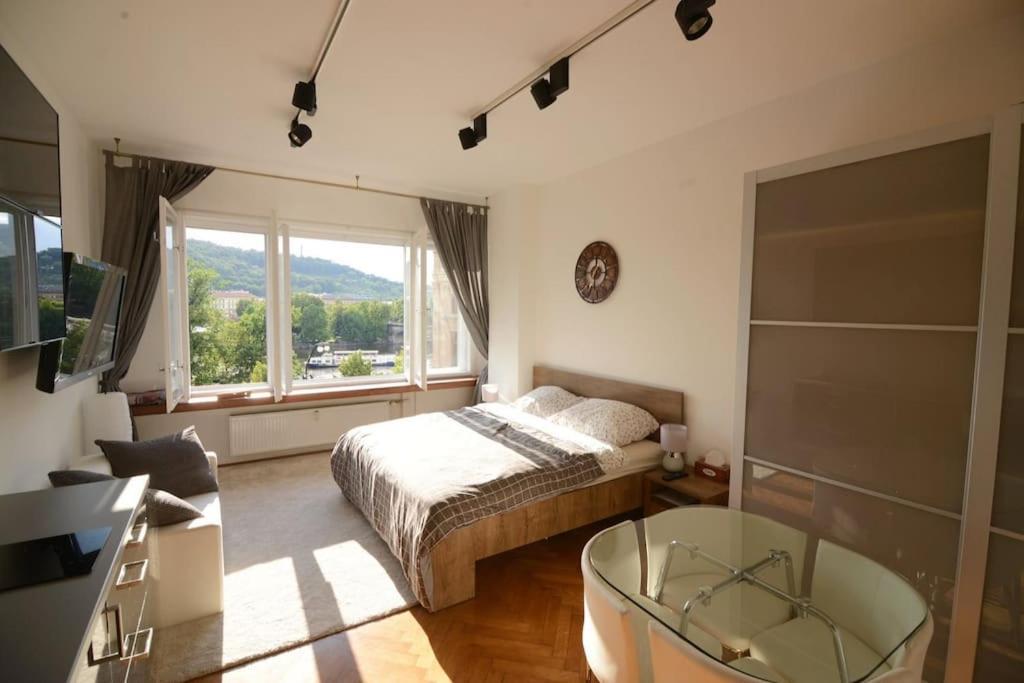 Fabulous River View Studio In The Heart Of Прага Екстериор снимка
